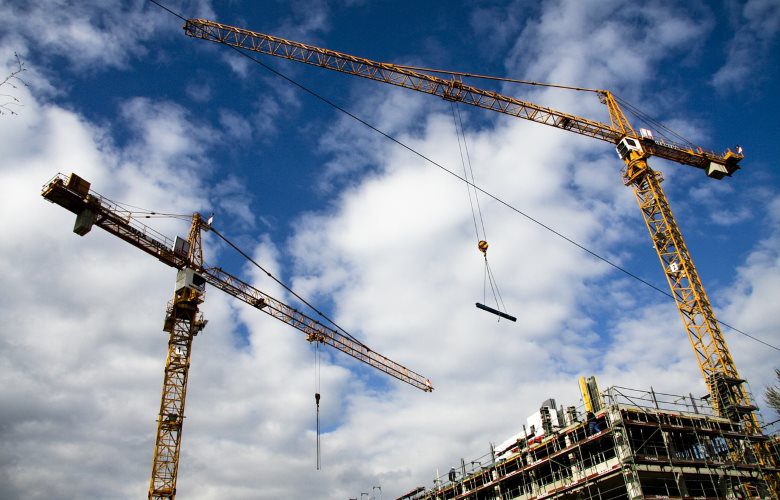 The Benefits of Hiring a Crane